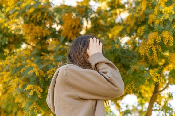 Meglio starnutire o trattenersi? I consigli degli esperti e i possibili rischi