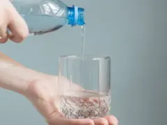 bere acqua