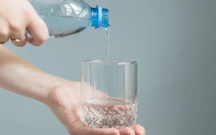 bere acqua